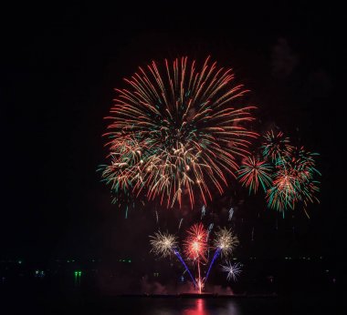 parlak renkli havai fişek