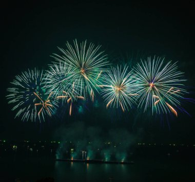 parlak renkli havai fişek