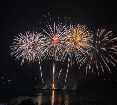 parlak renkli havai fişek