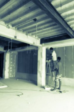 İnşaat alanında çalışan teknisyenler