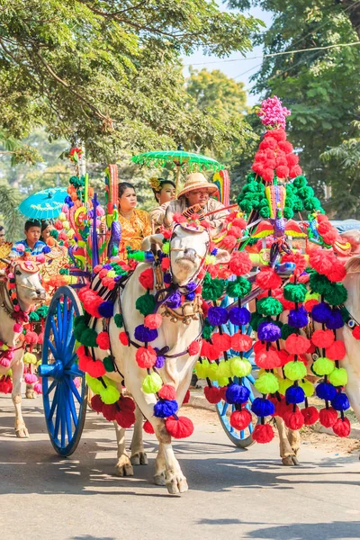 Novicios que participan en la procesión de ordenación — Foto de Stock