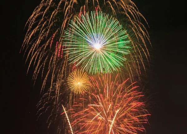 Fogos de artifício coloridos brilhantes — Fotografia de Stock
