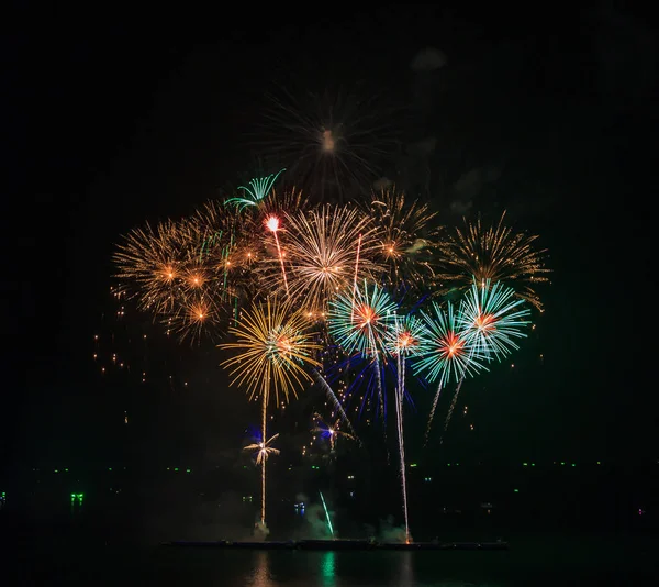 Heldere kleurrijke vuurwerk — Stockfoto