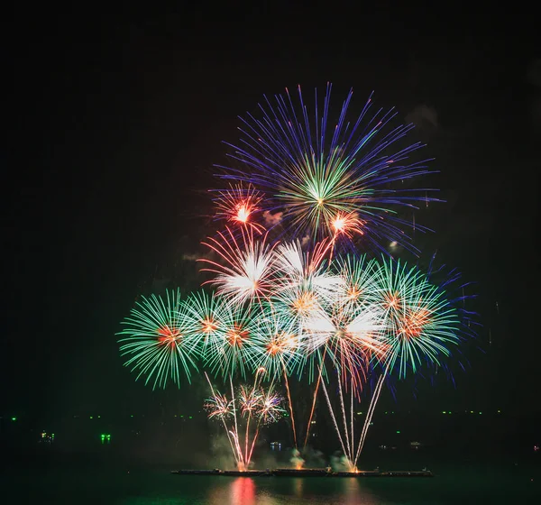 明るいカラフルな花火 — ストック写真