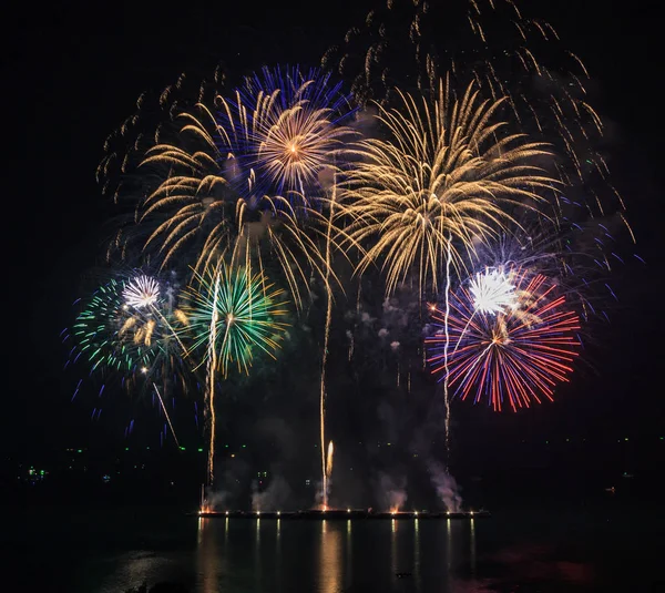 Fuegos artificiales de colores brillantes — Foto de Stock