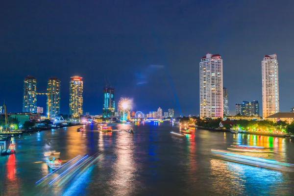 夜间活动的城市景观 — 图库照片