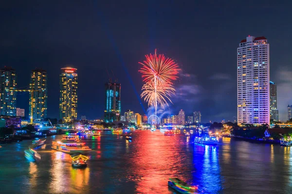 Fuegos artificiales de paisajes urbanos en Bangkok —  Fotos de Stock