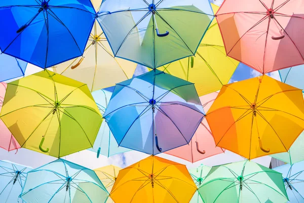 Guarda-chuvas coloridos sob o céu — Fotografia de Stock