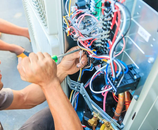 Technici installeren airconditioner Stockafbeelding