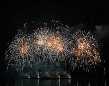 parlak renkli havai fişek