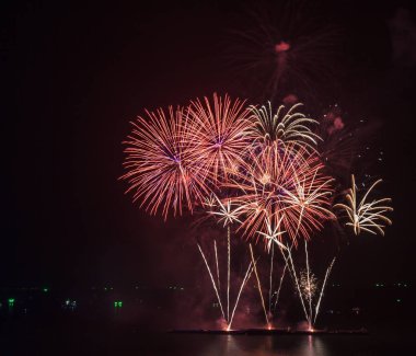 parlak renkli havai fişek