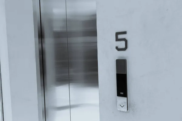 Grey closed elevator doors — Stock Photo, Image