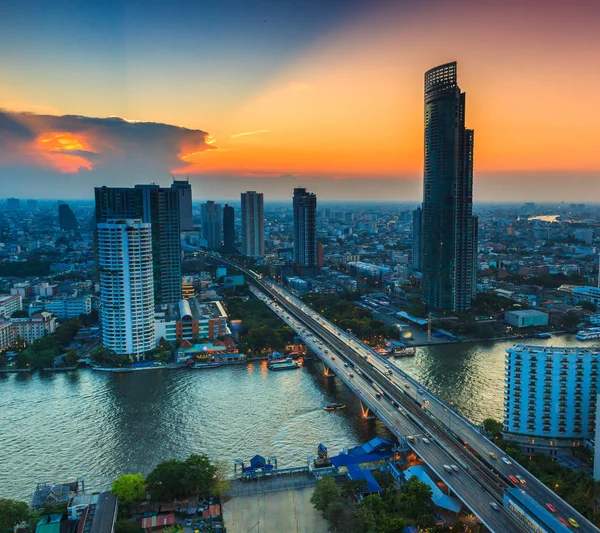 Paisaje urbano de Bangkok por la noche — Foto de Stock