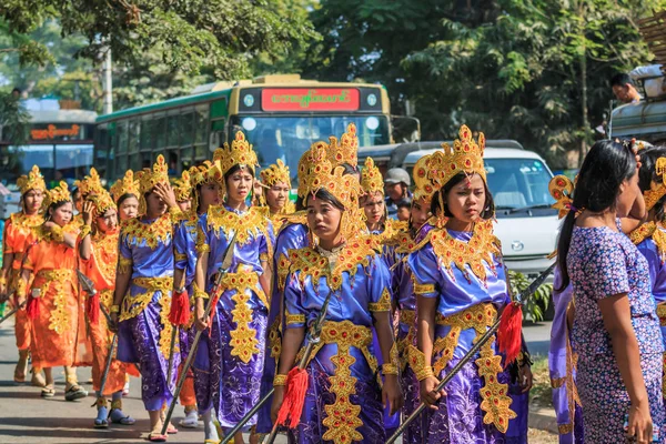 Częścią święceń w Mandalaj, Myanmar — Zdjęcie stockowe