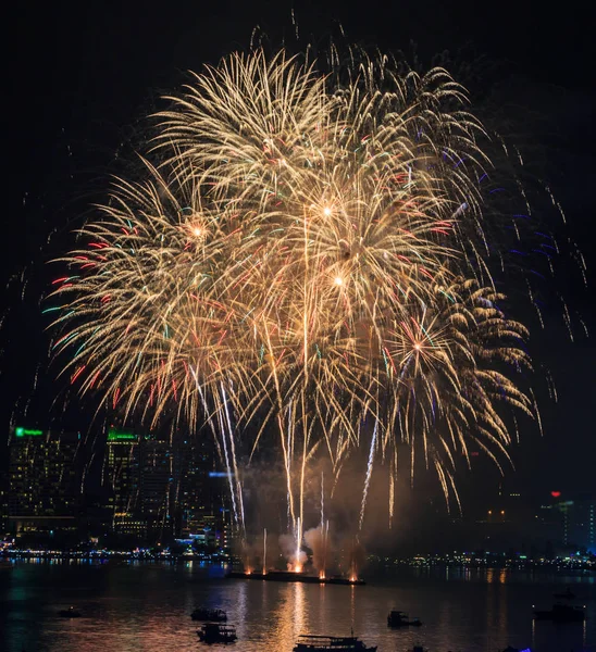 Fuegos artificiales de colores brillantes — Foto de Stock