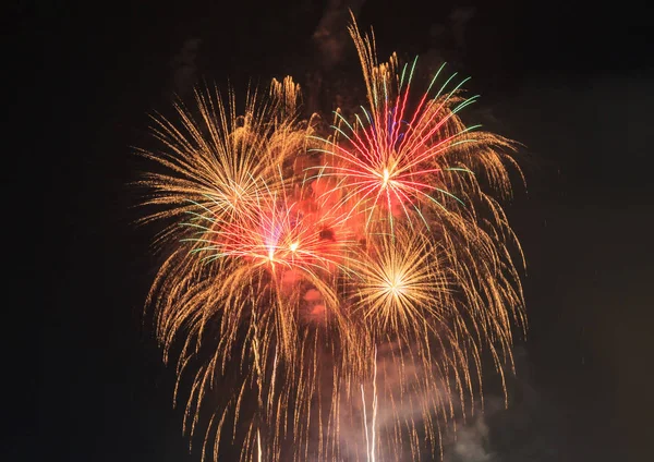 Heldere kleurrijke vuurwerk — Stockfoto