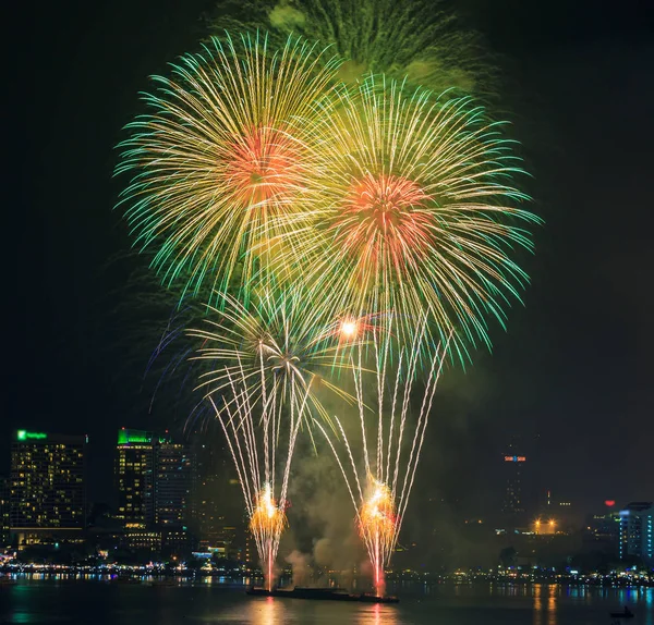 Fuegos artificiales de colores brillantes — Foto de Stock