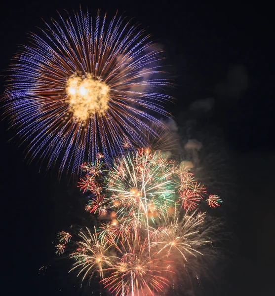 Fogos de artifício coloridos brilhantes — Fotografia de Stock