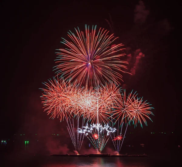 明るいカラフルな花火 — ストック写真