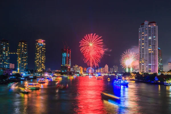 Fuegos artificiales de paisajes urbanos en Bangkok — Foto de Stock