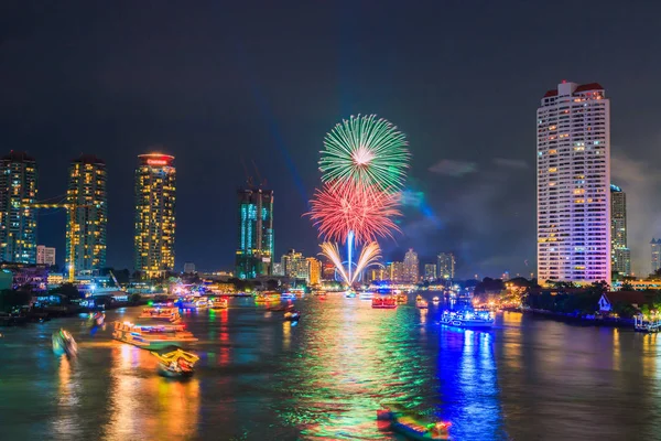 Fuegos artificiales de paisajes urbanos en Bangkok — Foto de Stock