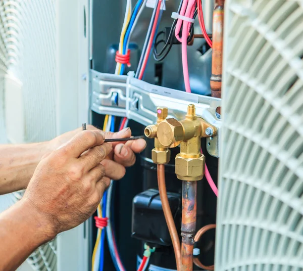 Technicus installeren airconditioner — Stockfoto