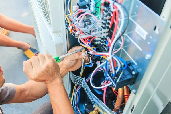 Technician install air conditioner — Stock Photo, Image