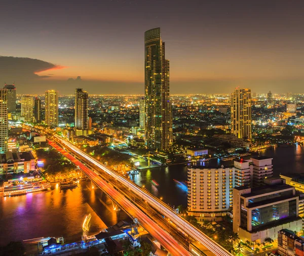 Stadslandskap av bangkok på natten Stockbild