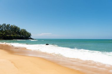 Sahilde güzel bir dalga, berrak su, beyaz kum 