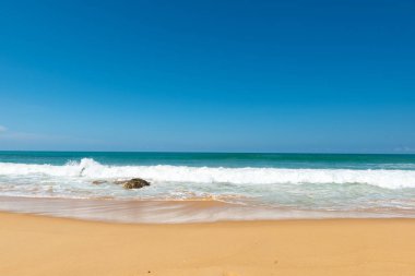 Sahilde güzel bir dalga, berrak su, beyaz kum 