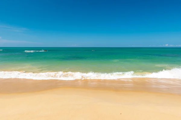 Hermosa ola en la playa, agua clara, arena blanca — Foto de Stock