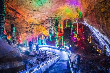 Çin'deki dikitler ile güzel mağara