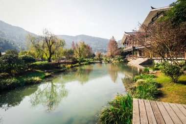 Manzara güzel göl ve dağ arka plan Çin'de