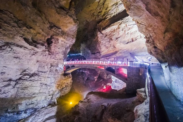 Bela caverna com estalagmites na China — Fotografia de Stock