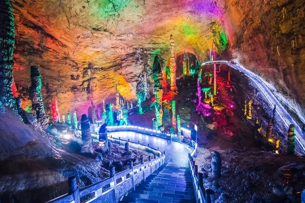 Hermosa cueva con estalagmitas en China Fotos de stock libres de derechos