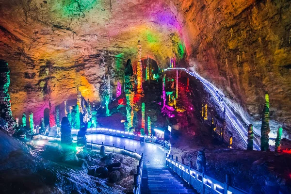中国石笋的美丽洞穴 图库照片