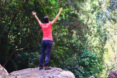 Turist oturup kuru şelale taşlar hakkında