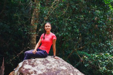 Turist oturup kuru şelale taşlar hakkında