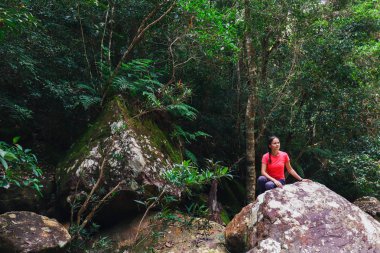 Turist oturup kuru şelale taşlar hakkında