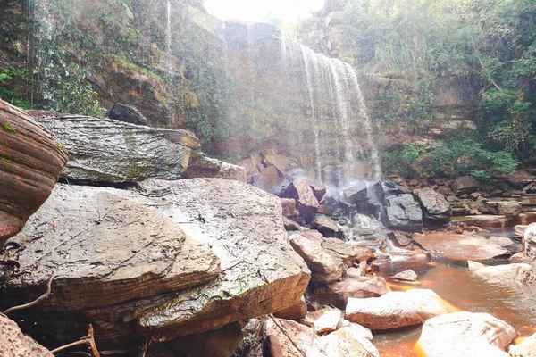 Wilde natuur in Azië, waterval in bos — Stockfoto