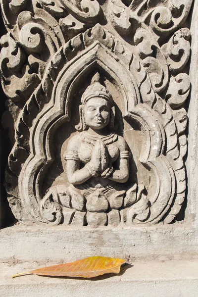 カンボジアでの寺院の近くの彫刻します。 ストック画像