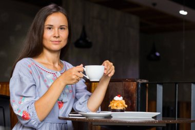 Genç kadın var bir kahvaltı Cafe