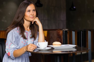 Genç kadın var bir kahvaltı Cafe