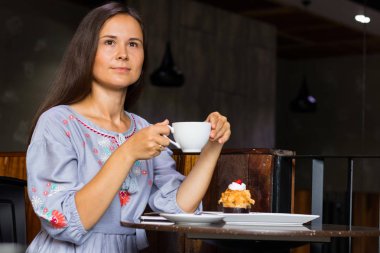 Genç kadın var bir kahvaltı Cafe