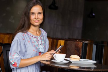 Genç kadın var bir kahvaltı Cafe