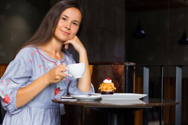 Genç kadın var bir kahvaltı Cafe