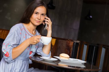 Genç kadın var bir kahvaltı Cafe