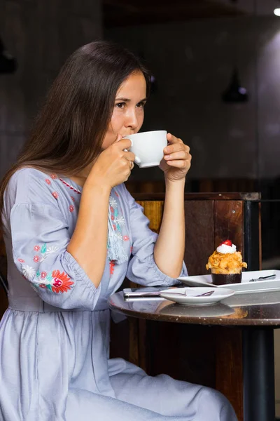Mujer joven desayunar en la cafetería —  Fotos de Stock