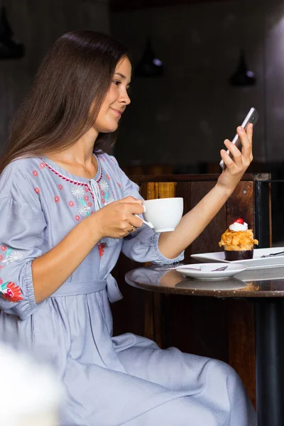 Mujer joven desayunar en la cafetería —  Fotos de Stock