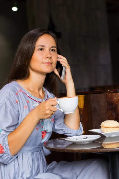 Mujer joven desayunar en la cafetería —  Fotos de Stock